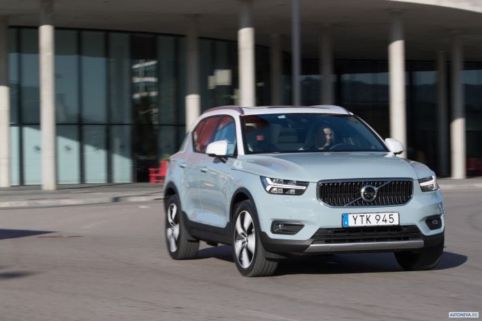 2018 Volvo XC40 D4 Momentum - фотография 11 из 40