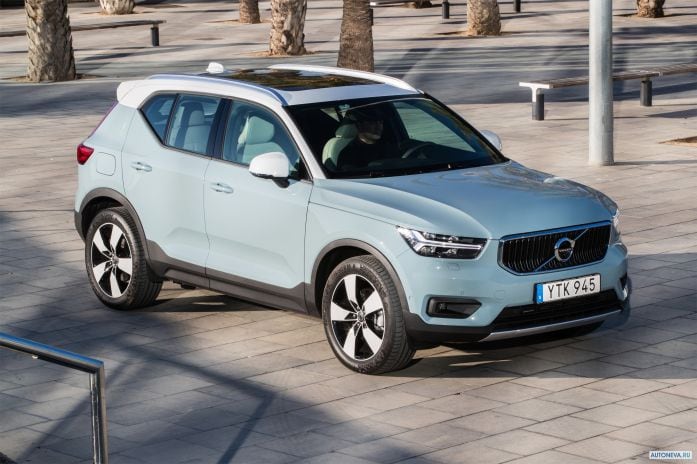 2018 Volvo XC40 D4 Momentum - фотография 12 из 40