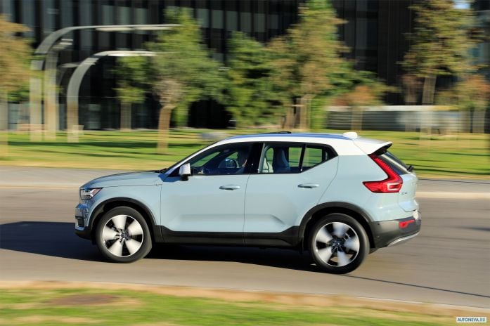 2018 Volvo XC40 D4 Momentum - фотография 14 из 40