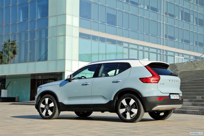2018 Volvo XC40 D4 Momentum - фотография 15 из 40