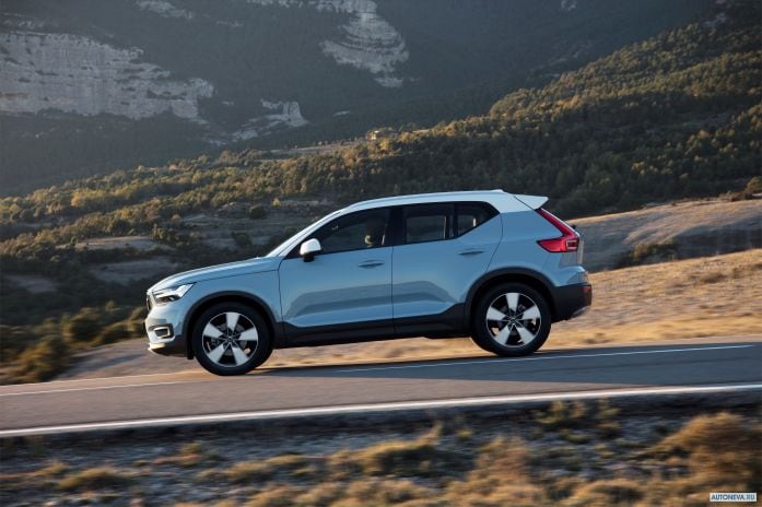 2018 Volvo XC40 D4 Momentum - фотография 16 из 40
