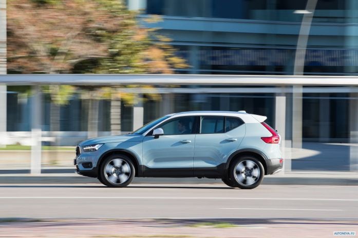 2018 Volvo XC40 D4 Momentum - фотография 17 из 40
