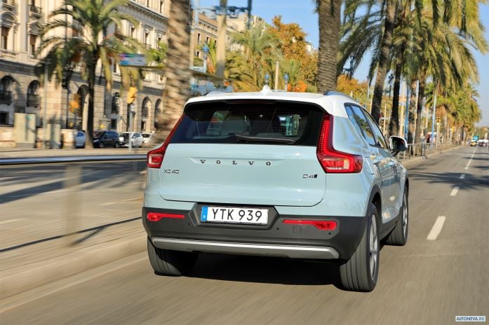 2018 Volvo XC40 D4 Momentum - фотография 21 из 40