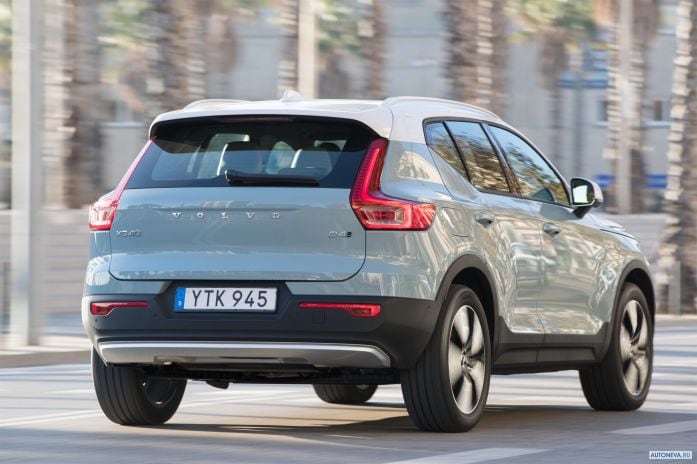 2018 Volvo XC40 D4 Momentum - фотография 23 из 40