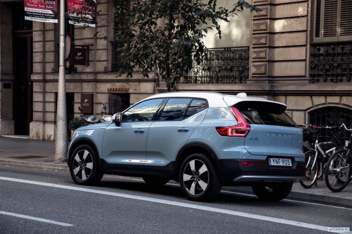 2018 Volvo XC40 D4 Momentum - фотография 24 из 40
