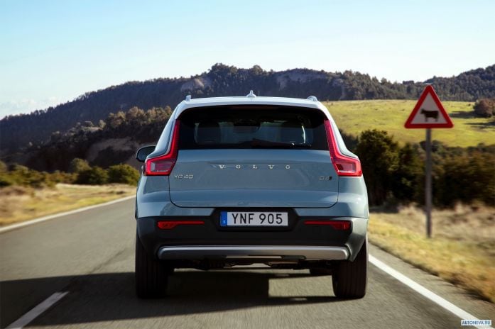 2018 Volvo XC40 D4 Momentum - фотография 26 из 40