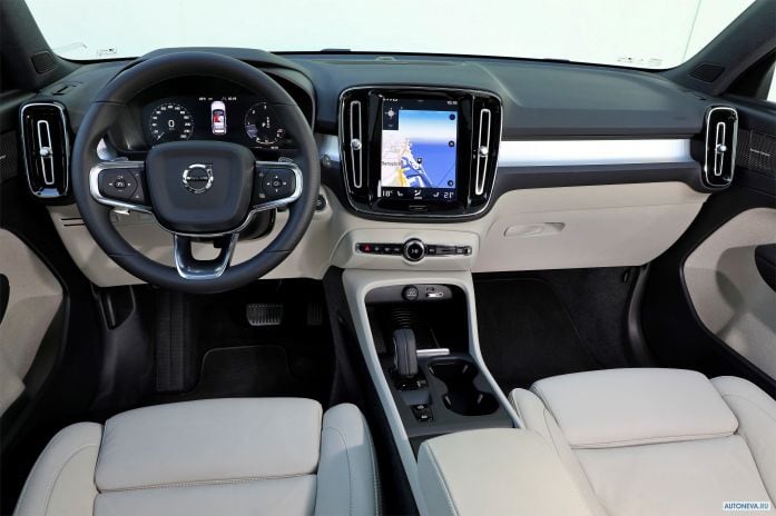 2018 Volvo XC40 D4 Momentum - фотография 27 из 40