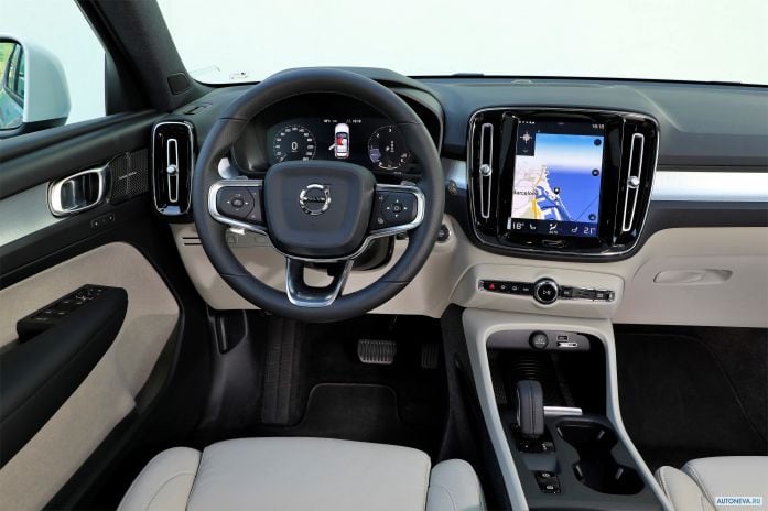 2018 Volvo XC40 D4 Momentum - фотография 28 из 40