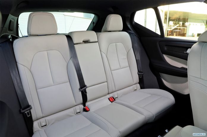 2018 Volvo XC40 D4 Momentum - фотография 29 из 40