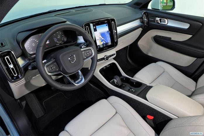 2018 Volvo XC40 D4 Momentum - фотография 31 из 40