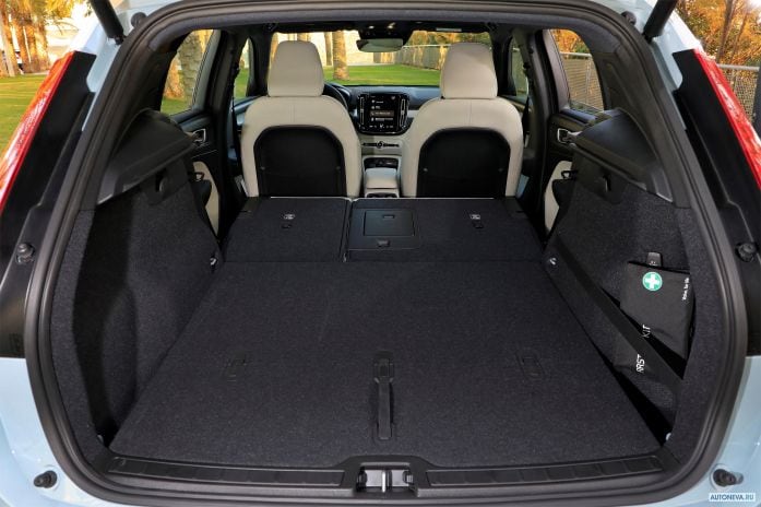 2018 Volvo XC40 D4 Momentum - фотография 32 из 40