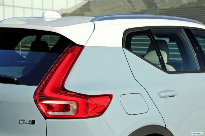 2018 Volvo XC40 D4 Momentum - фотография 35 из 40