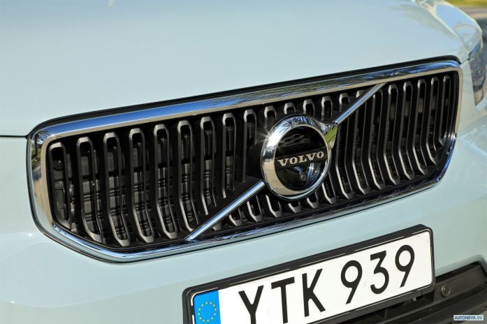 2018 Volvo XC40 D4 Momentum - фотография 37 из 40