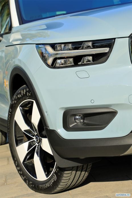 2018 Volvo XC40 D4 Momentum - фотография 40 из 40