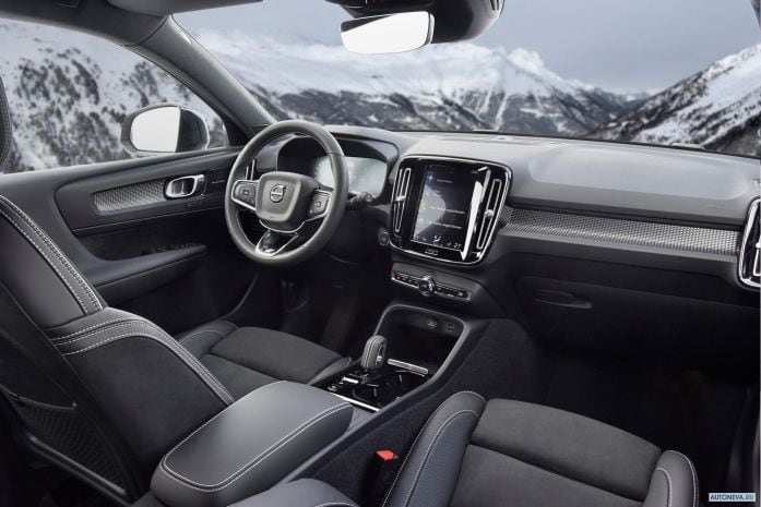2018 Volvo XC40 D4 R-Design - фотография 32 из 40 2018 Volvo XC40 D4 R-Design - фотография 32 из 40