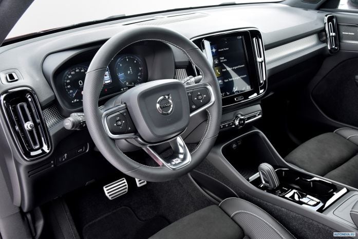 2018 Volvo XC40 D4 R-Design - фотография 35 из 40