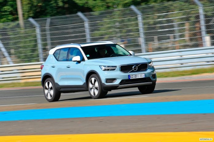 2018 Volvo XC40 T3 Momentum - фотография 2 из 5