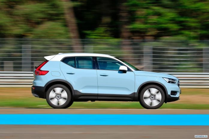 2018 Volvo XC40 T3 Momentum - фотография 3 из 5