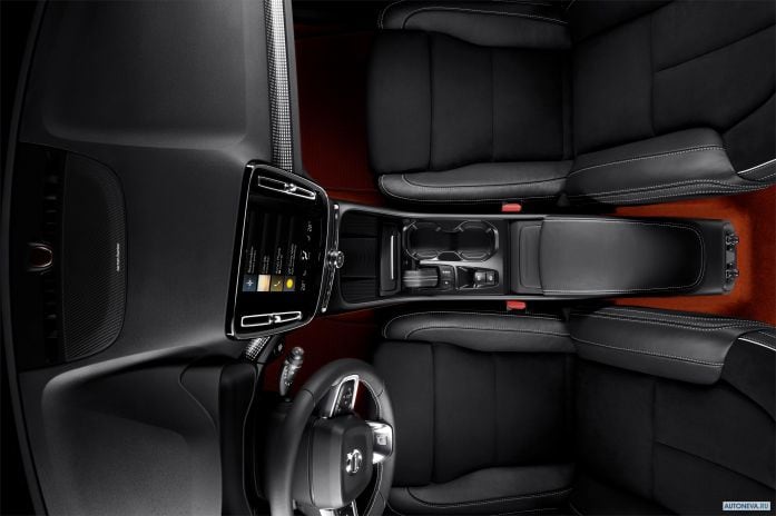 2018 Volvo XC40 T5 Momentum - фотография 15 из 18 2018 Volvo XC40 T5 Momentum - фотография 15 из 18