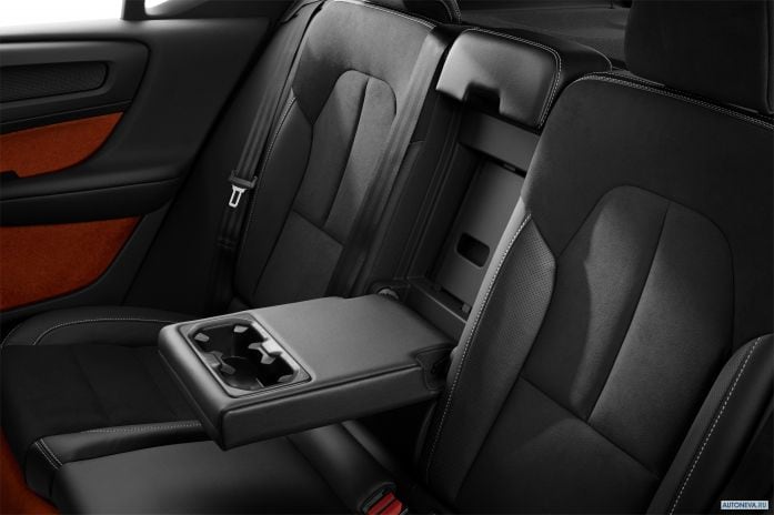 2018 Volvo XC40 T5 Momentum - фотография 16 из 18 2018 Volvo XC40 T5 Momentum - фотография 16 из 18