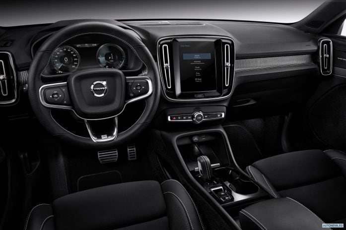 2018 Volvo XC40 T5 plug-in hybrid R-Design - фотография 4 из 7 2018 Volvo XC40 T5 plug-in hybrid R-Design - фотография 4 из 7