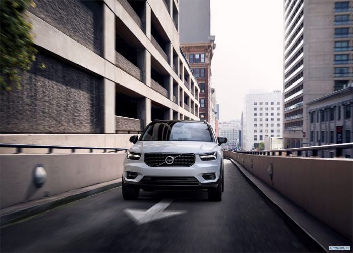 2018 Volvo XC40 T5 R-Design - фотография 1 из 40 2018 Volvo XC40 T5 R-Design - фотография 1 из 40