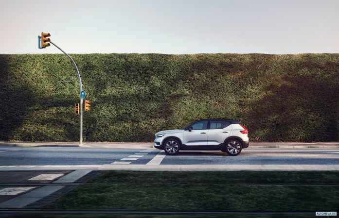 2020 Volvo XC40 Recharge P8 AWD - фотография 9 из 24