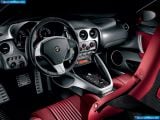 Ð“Ð°Ð»ÐµÑ€ÐµÑ Ñ„Ð¾Ñ‚Ð¾Ð³Ñ€Ð°Ñ„Ð¸Ð¹ Ð¸ Ð¾Ð±Ð¾ÐµÐ² Ñ€Ð°Ð±Ð¾Ñ‡ÐµÐ³Ð¾ ÑÑ‚Ð¾Ð»Ð° Ñ Ð¸Ð·Ð¾Ð±Ñ€Ð°Ð¶ÐµÐ½Ð¸ÐµÐ¼ ÑÐºÑÑ‚ÐµÑ€ÑŒÐµÑ€Ð°, Ð¸Ð½Ñ‚ÐµÑ€ÑŒÐµÑ€Ð°, ÐºÐ¾Ð½ÑÑ‚Ñ€ÑƒÐºÑ†Ð¸Ð¸ Ð¸ Ð´Ð¸Ð·Ð°Ð¹Ð½ÐµÑ€ÑÐºÐ¸Ñ… Ñ€Ð¸ÑÑƒÐ½ÐºÐ¾Ð² Ð°Ð²Ñ‚Ð¾Ð¼Ð¾Ð±Ð¸Ð»Ñ 2007 Alfa Romeo 8c Competizione.