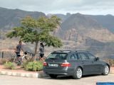 Ð¤Ð¾Ñ‚Ð¾Ð³Ñ€Ð°Ñ„Ð¸Ñ Ð°Ð²Ñ‚Ð¾Ð¼Ð¾Ð±Ð¸Ð»Ñ 2004 BMW 5-series Touring â„–019 Ð“Ð°Ð»ÐµÑ€ÐµÑ Ñ„Ð¾Ñ‚Ð¾Ð³Ñ€Ð°Ñ„Ð¸Ð¹ и обоев рабочего Ñтола Ñ Ð¸Ð·Ð¾Ð±Ñ€Ð°Ð¶ÐµÐ½Ð¸ÐµÐ¼ ÑкÑтерьера, интерьера, конÑтрукции и дизайнерÑких риÑунков Ð°Ð²Ñ‚Ð¾Ð¼Ð¾Ð±Ð¸Ð»Ñ 2004 BMW 5-series Touring.