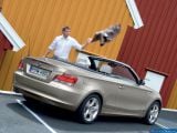 Ð¤Ð¾Ñ‚Ð¾Ð³Ñ€Ð°Ñ„Ð¸Ñ Ð°Ð²Ñ‚Ð¾Ð¼Ð¾Ð±Ð¸Ð»Ñ 2008 BMW 1-series Convertible â„–047 Ð“Ð°Ð»ÐµÑ€ÐµÑ Ñ„Ð¾Ñ‚Ð¾Ð³Ñ€Ð°Ñ„Ð¸Ð¹ и обоев рабочего Ñтола Ñ Ð¸Ð·Ð¾Ð±Ñ€Ð°Ð¶ÐµÐ½Ð¸ÐµÐ¼ ÑкÑтерьера, интерьера, конÑтрукции и дизайнерÑких риÑунков Ð°Ð²Ñ‚Ð¾Ð¼Ð¾Ð±Ð¸Ð»Ñ 2008 BMW 1-series Convertible.