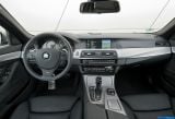 Ð¤Ð¾Ñ‚Ð¾Ð³Ñ€Ð°Ñ„Ð¸Ñ Ð°Ð²Ñ‚Ð¾Ð¼Ð¾Ð±Ð¸Ð»Ñ 2012 BMW 5-series M550d xDrive Sedan â„–099 Ð“Ð°Ð»ÐµÑ€ÐµÑ Ñ„Ð¾Ñ‚Ð¾Ð³Ñ€Ð°Ñ„Ð¸Ð¹ и обоев рабочего Ñтола Ñ Ð¸Ð·Ð¾Ð±Ñ€Ð°Ð¶ÐµÐ½Ð¸ÐµÐ¼ ÑкÑтерьера, интерьера, конÑтрукции и дизайнерÑких риÑунков Ð°Ð²Ñ‚Ð¾Ð¼Ð¾Ð±Ð¸Ð»Ñ 2012 BMW 5-series M550d xDrive Sedan.