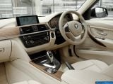 Ð¤Ð¾Ñ‚Ð¾Ð³Ñ€Ð°Ñ„Ð¸Ñ Ð°Ð²Ñ‚Ð¾Ð¼Ð¾Ð±Ð¸Ð»Ñ 2013 BMW 3-series Sedan â„–047 Ð“Ð°Ð»ÐµÑ€ÐµÑ Ñ„Ð¾Ñ‚Ð¾Ð³Ñ€Ð°Ñ„Ð¸Ð¹ и обоев рабочего Ñтола Ñ Ð¸Ð·Ð¾Ð±Ñ€Ð°Ð¶ÐµÐ½Ð¸ÐµÐ¼ ÑкÑтерьера, интерьера, конÑтрукции и дизайнерÑких риÑунков Ð°Ð²Ñ‚Ð¾Ð¼Ð¾Ð±Ð¸Ð»Ñ 2013 BMW 3-series Sedan.