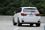 Ð¤Ð¾Ñ‚Ð¾Ð³Ñ€Ð°Ñ„Ð¸Ñ Ð°Ð²Ñ‚Ð¾Ð¼Ð¾Ð±Ð¸Ð»Ñ 2014 BMW X5 M50d â„–002 Ð“Ð°Ð»ÐµÑ€ÐµÑ Ñ„Ð¾Ñ‚Ð¾Ð³Ñ€Ð°Ñ„Ð¸Ð¹ и обоев рабочего Ñтола Ñ Ð¸Ð·Ð¾Ð±Ñ€Ð°Ð¶ÐµÐ½Ð¸ÐµÐ¼ ÑкÑтерьера, интерьера, конÑтрукции и дизайнерÑких риÑунков Ð°Ð²Ñ‚Ð¾Ð¼Ð¾Ð±Ð¸Ð»Ñ 2014 BMW X5 M50d.