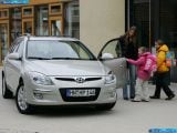 Ð“Ð°Ð»ÐµÑ€ÐµÑ Ñ„Ð¾Ñ‚Ð¾Ð³Ñ€Ð°Ñ„Ð¸Ð¹ Ð¸ Ð¾Ð±Ð¾ÐµÐ² Ñ€Ð°Ð±Ð¾Ñ‡ÐµÐ³Ð¾ ÑÑ‚Ð¾Ð»Ð° Ñ Ð¸Ð·Ð¾Ð±Ñ€Ð°Ð¶ÐµÐ½Ð¸ÐµÐ¼ ÑÐºÑÑ‚ÐµÑ€ÑŒÐµÑ€Ð°, Ð¸Ð½Ñ‚ÐµÑ€ÑŒÐµÑ€Ð°, ÐºÐ¾Ð½ÑÑ‚Ñ€ÑƒÐºÑ†Ð¸Ð¸ Ð¸ Ð´Ð¸Ð·Ð°Ð¹Ð½ÐµÑ€ÑÐºÐ¸Ñ… Ñ€Ð¸ÑÑƒÐ½ÐºÐ¾Ð² Ð°Ð²Ñ‚Ð¾Ð¼Ð¾Ð±Ð¸Ð»Ñ 2008 Hyundai I30 Estate.