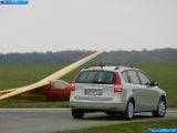 Ð“Ð°Ð»ÐµÑ€ÐµÑ Ñ„Ð¾Ñ‚Ð¾Ð³Ñ€Ð°Ñ„Ð¸Ð¹ Ð¸ Ð¾Ð±Ð¾ÐµÐ² Ñ€Ð°Ð±Ð¾Ñ‡ÐµÐ³Ð¾ ÑÑ‚Ð¾Ð»Ð° Ñ Ð¸Ð·Ð¾Ð±Ñ€Ð°Ð¶ÐµÐ½Ð¸ÐµÐ¼ ÑÐºÑÑ‚ÐµÑ€ÑŒÐµÑ€Ð°, Ð¸Ð½Ñ‚ÐµÑ€ÑŒÐµÑ€Ð°, ÐºÐ¾Ð½ÑÑ‚Ñ€ÑƒÐºÑ†Ð¸Ð¸ Ð¸ Ð´Ð¸Ð·Ð°Ð¹Ð½ÐµÑ€ÑÐºÐ¸Ñ… Ñ€Ð¸ÑÑƒÐ½ÐºÐ¾Ð² Ð°Ð²Ñ‚Ð¾Ð¼Ð¾Ð±Ð¸Ð»Ñ 2008 Hyundai I30 Estate.