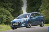 Ð“Ð°Ð»ÐµÑ€ÐµÑ Ñ„Ð¾Ñ‚Ð¾Ð³Ñ€Ð°Ñ„Ð¸Ð¹ Ð¸ Ð¾Ð±Ð¾ÐµÐ² Ñ€Ð°Ð±Ð¾Ñ‡ÐµÐ³Ð¾ ÑÑ‚Ð¾Ð»Ð° Ñ Ð¸Ð·Ð¾Ð±Ñ€Ð°Ð¶ÐµÐ½Ð¸ÐµÐ¼ ÑÐºÑÑ‚ÐµÑ€ÑŒÐµÑ€Ð°, Ð¸Ð½Ñ‚ÐµÑ€ÑŒÐµÑ€Ð°, ÐºÐ¾Ð½ÑÑ‚Ñ€ÑƒÐºÑ†Ð¸Ð¸ Ð¸ Ð´Ð¸Ð·Ð°Ð¹Ð½ÐµÑ€ÑÐºÐ¸Ñ… Ñ€Ð¸ÑÑƒÐ½ÐºÐ¾Ð² Ð°Ð²Ñ‚Ð¾Ð¼Ð¾Ð±Ð¸Ð»Ñ 2013 Hyundai i30 wagon.