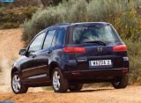 Ð“Ð°Ð»ÐµÑ€ÐµÑ Ñ„Ð¾Ñ‚Ð¾Ð³Ñ€Ð°Ñ„Ð¸Ð¹ Ð¸ Ð¾Ð±Ð¾ÐµÐ² Ñ€Ð°Ð±Ð¾Ñ‡ÐµÐ³Ð¾ ÑÑ‚Ð¾Ð»Ð° Ñ Ð¸Ð·Ð¾Ð±Ñ€Ð°Ð¶ÐµÐ½Ð¸ÐµÐ¼ ÑÐºÑÑ‚ÐµÑ€ÑŒÐµÑ€Ð°, Ð¸Ð½Ñ‚ÐµÑ€ÑŒÐµÑ€Ð°, ÐºÐ¾Ð½ÑÑ‚Ñ€ÑƒÐºÑ†Ð¸Ð¸ Ð¸ Ð´Ð¸Ð·Ð°Ð¹Ð½ÐµÑ€ÑÐºÐ¸Ñ… Ñ€Ð¸ÑÑƒÐ½ÐºÐ¾Ð² Ð°Ð²Ñ‚Ð¾Ð¼Ð¾Ð±Ð¸Ð»Ñ 2003 Mazda 2.