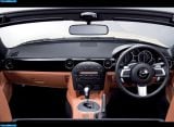 Ð“Ð°Ð»ÐµÑ€ÐµÑ Ñ„Ð¾Ñ‚Ð¾Ð³Ñ€Ð°Ñ„Ð¸Ð¹ Ð¸ Ð¾Ð±Ð¾ÐµÐ² Ñ€Ð°Ð±Ð¾Ñ‡ÐµÐ³Ð¾ ÑÑ‚Ð¾Ð»Ð° Ñ Ð¸Ð·Ð¾Ð±Ñ€Ð°Ð¶ÐµÐ½Ð¸ÐµÐ¼ ÑÐºÑÑ‚ÐµÑ€ÑŒÐµÑ€Ð°, Ð¸Ð½Ñ‚ÐµÑ€ÑŒÐµÑ€Ð°, ÐºÐ¾Ð½ÑÑ‚Ñ€ÑƒÐºÑ†Ð¸Ð¸ Ð¸ Ð´Ð¸Ð·Ð°Ð¹Ð½ÐµÑ€ÑÐºÐ¸Ñ… Ñ€Ð¸ÑÑƒÐ½ÐºÐ¾Ð² Ð°Ð²Ñ‚Ð¾Ð¼Ð¾Ð±Ð¸Ð»Ñ 2005 Mazda Roadster.