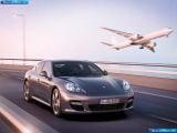 Ð“Ð°Ð»ÐµÑ€ÐµÑ Ñ„Ð¾Ñ‚Ð¾Ð³Ñ€Ð°Ñ„Ð¸Ð¹ Ð¸ Ð¾Ð±Ð¾ÐµÐ² Ñ€Ð°Ð±Ð¾Ñ‡ÐµÐ³Ð¾ ÑÑ‚Ð¾Ð»Ð° Ñ Ð¸Ð·Ð¾Ð±Ñ€Ð°Ð¶ÐµÐ½Ð¸ÐµÐ¼ ÑÐºÑÑ‚ÐµÑ€ÑŒÐµÑ€Ð°, Ð¸Ð½Ñ‚ÐµÑ€ÑŒÐµÑ€Ð°, ÐºÐ¾Ð½ÑÑ‚Ñ€ÑƒÐºÑ†Ð¸Ð¸ Ð¸ Ð´Ð¸Ð·Ð°Ð¹Ð½ÐµÑ€ÑÐºÐ¸Ñ… Ñ€Ð¸ÑÑƒÐ½ÐºÐ¾Ð² Ð°Ð²Ñ‚Ð¾Ð¼Ð¾Ð±Ð¸Ð»Ñ 2012 Porsche Panamera Turbo S.