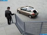 Ð“Ð°Ð»ÐµÑ€ÐµÑ Ñ„Ð¾Ñ‚Ð¾Ð³Ñ€Ð°Ñ„Ð¸Ð¹ Ð¸ Ð¾Ð±Ð¾ÐµÐ² Ñ€Ð°Ð±Ð¾Ñ‡ÐµÐ³Ð¾ ÑÑ‚Ð¾Ð»Ð° Ñ Ð¸Ð·Ð¾Ð±Ñ€Ð°Ð¶ÐµÐ½Ð¸ÐµÐ¼ ÑÐºÑÑ‚ÐµÑ€ÑŒÐµÑ€Ð°, Ð¸Ð½Ñ‚ÐµÑ€ÑŒÐµÑ€Ð°, ÐºÐ¾Ð½ÑÑ‚Ñ€ÑƒÐºÑ†Ð¸Ð¸ Ð¸ Ð´Ð¸Ð·Ð°Ð¹Ð½ÐµÑ€ÑÐºÐ¸Ñ… Ñ€Ð¸ÑÑƒÐ½ÐºÐ¾Ð² Ð°Ð²Ñ‚Ð¾Ð¼Ð¾Ð±Ð¸Ð»Ñ 2008 Renault Clio Estate.