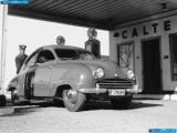 Ð“Ð°Ð»ÐµÑ€ÐµÑ Ñ„Ð¾Ñ‚Ð¾Ð³Ñ€Ð°Ñ„Ð¸Ð¹ Ð¸ Ð¾Ð±Ð¾ÐµÐ² Ñ€Ð°Ð±Ð¾Ñ‡ÐµÐ³Ð¾ ÑÑ‚Ð¾Ð»Ð° Ñ Ð¸Ð·Ð¾Ð±Ñ€Ð°Ð¶ÐµÐ½Ð¸ÐµÐ¼ ÑÐºÑÑ‚ÐµÑ€ÑŒÐµÑ€Ð°, Ð¸Ð½Ñ‚ÐµÑ€ÑŒÐµÑ€Ð°, ÐºÐ¾Ð½ÑÑ‚Ñ€ÑƒÐºÑ†Ð¸Ð¸ Ð¸ Ð´Ð¸Ð·Ð°Ð¹Ð½ÐµÑ€ÑÐºÐ¸Ñ… Ñ€Ð¸ÑÑƒÐ½ÐºÐ¾Ð² Ð°Ð²Ñ‚Ð¾Ð¼Ð¾Ð±Ð¸Ð»Ñ 1950 Saab 92.