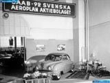 Ð“Ð°Ð»ÐµÑ€ÐµÑ Ñ„Ð¾Ñ‚Ð¾Ð³Ñ€Ð°Ñ„Ð¸Ð¹ Ð¸ Ð¾Ð±Ð¾ÐµÐ² Ñ€Ð°Ð±Ð¾Ñ‡ÐµÐ³Ð¾ ÑÑ‚Ð¾Ð»Ð° Ñ Ð¸Ð·Ð¾Ð±Ñ€Ð°Ð¶ÐµÐ½Ð¸ÐµÐ¼ ÑÐºÑÑ‚ÐµÑ€ÑŒÐµÑ€Ð°, Ð¸Ð½Ñ‚ÐµÑ€ÑŒÐµÑ€Ð°, ÐºÐ¾Ð½ÑÑ‚Ñ€ÑƒÐºÑ†Ð¸Ð¸ Ð¸ Ð´Ð¸Ð·Ð°Ð¹Ð½ÐµÑ€ÑÐºÐ¸Ñ… Ñ€Ð¸ÑÑƒÐ½ÐºÐ¾Ð² Ð°Ð²Ñ‚Ð¾Ð¼Ð¾Ð±Ð¸Ð»Ñ 1950 Saab 92.