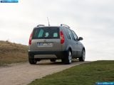 Ð“Ð°Ð»ÐµÑ€ÐµÑ Ñ„Ð¾Ñ‚Ð¾Ð³Ñ€Ð°Ñ„Ð¸Ð¹ Ð¸ Ð¾Ð±Ð¾ÐµÐ² Ñ€Ð°Ð±Ð¾Ñ‡ÐµÐ³Ð¾ ÑÑ‚Ð¾Ð»Ð° Ñ Ð¸Ð·Ð¾Ð±Ñ€Ð°Ð¶ÐµÐ½Ð¸ÐµÐ¼ ÑÐºÑÑ‚ÐµÑ€ÑŒÐµÑ€Ð°, Ð¸Ð½Ñ‚ÐµÑ€ÑŒÐµÑ€Ð°, ÐºÐ¾Ð½ÑÑ‚Ñ€ÑƒÐºÑ†Ð¸Ð¸ Ð¸ Ð´Ð¸Ð·Ð°Ð¹Ð½ÐµÑ€ÑÐºÐ¸Ñ… Ñ€Ð¸ÑÑƒÐ½ÐºÐ¾Ð² Ð°Ð²Ñ‚Ð¾Ð¼Ð¾Ð±Ð¸Ð»Ñ 2007 Skoda Roomster Scout.