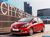 Ð“Ð°Ð»ÐµÑ€ÐµÑ Ñ„Ð¾Ñ‚Ð¾Ð³Ñ€Ð°Ñ„Ð¸Ð¹ Ð¸ Ð¾Ð±Ð¾ÐµÐ² Ñ€Ð°Ð±Ð¾Ñ‡ÐµÐ³Ð¾ ÑÑ‚Ð¾Ð»Ð° Ñ Ð¸Ð·Ð¾Ð±Ñ€Ð°Ð¶ÐµÐ½Ð¸ÐµÐ¼ ÑÐºÑÑ‚ÐµÑ€ÑŒÐµÑ€Ð°, Ð¸Ð½Ñ‚ÐµÑ€ÑŒÐµÑ€Ð°, ÐºÐ¾Ð½ÑÑ‚Ñ€ÑƒÐºÑ†Ð¸Ð¸ Ð¸ Ð´Ð¸Ð·Ð°Ð¹Ð½ÐµÑ€ÑÐºÐ¸Ñ… Ñ€Ð¸ÑÑƒÐ½ÐºÐ¾Ð² Ð°Ð²Ñ‚Ð¾Ð¼Ð¾Ð±Ð¸Ð»Ñ 2012 Toyota Yaris.
