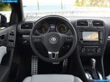 Ð¤Ð¾Ñ‚Ð¾Ð³Ñ€Ð°Ñ„Ð¸Ñ Ð°Ð²Ñ‚Ð¾Ð¼Ð¾Ð±Ð¸Ð»Ñ 2012 Volkswagen Golf Cabriolet â„–084 Ð“Ð°Ð»ÐµÑ€ÐµÑ Ñ„Ð¾Ñ‚Ð¾Ð³Ñ€Ð°Ñ„Ð¸Ð¹ и обоев рабочего Ñтола Ñ Ð¸Ð·Ð¾Ð±Ñ€Ð°Ð¶ÐµÐ½Ð¸ÐµÐ¼ ÑкÑтерьера, интерьера, конÑтрукции и дизайнерÑких риÑунков Ð°Ð²Ñ‚Ð¾Ð¼Ð¾Ð±Ð¸Ð»Ñ 2012 Volkswagen Golf Cabriolet.